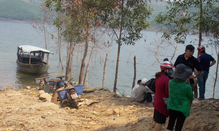 Vợ chết đuối thương tâm, chồng mất tích trong lòng hồ thủy điện