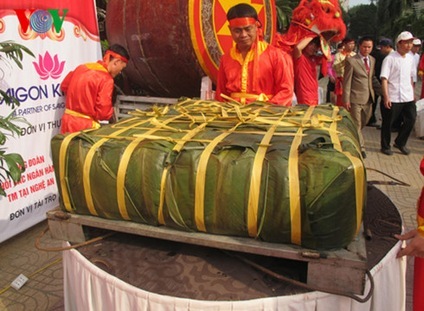 Clip: Cận cảnh gói bánh chưng khổng lồ 2,5 tấn dâng lễ Giỗ Tổ Hùng Vương