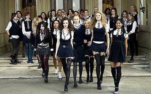 Nữ sinh bị yêu cầu mặc váy dài hơn, tránh làm phân tâm nam sinh