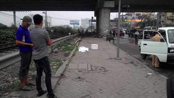Liều mạng cắt mặt tàu hoả, người đàn ông bị đâm chết tại chỗ