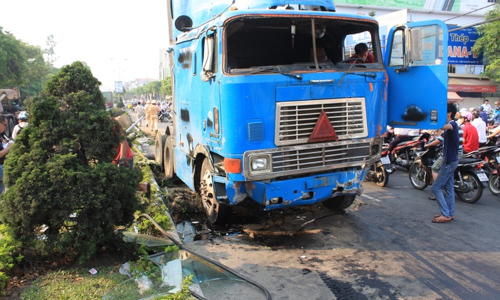 Xe đầu kéo ủi hàng loạt trụ điện rồi lật nhào như phim