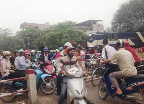 Tàu hoả phanh gấp tránh xe máy: 'Con vật còn biết tránh, con người sao lại lao vào?'