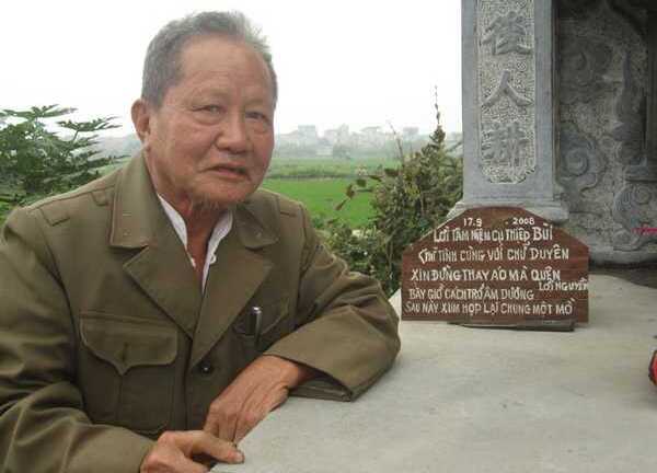 Kỳ lạ ông già sống 2.000 ngày trong nghĩa địa với vợ quá cố