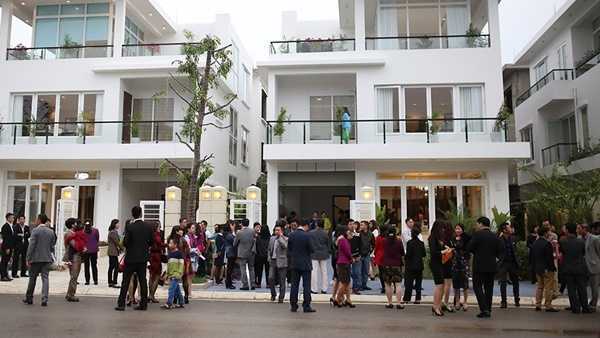 Tập đoàn FLC trao sổ đỏ cho khách hàng mua biệt thự dự án FLC L’Amoura