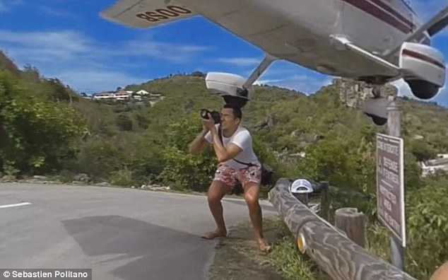 Clip: Cố chụp ảnh máy bay hạ cánh, du khách suýt ‘đầu lìa khỏi cổ’