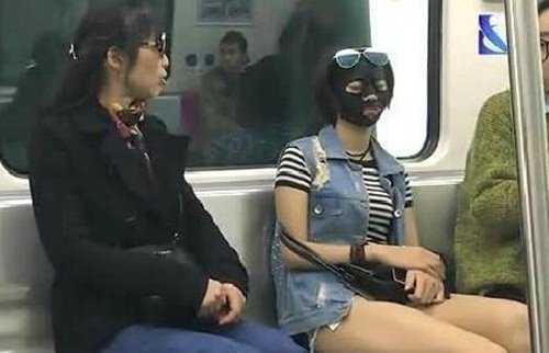 Clip: Cô gái đắp mặt nạ đen thui trên tàu điện khiến ‘dân tình’ khiếp đảm