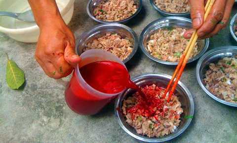Nhìn những hình ảnh này, 'tín đồ' tiết canh sẽ chết khiếp