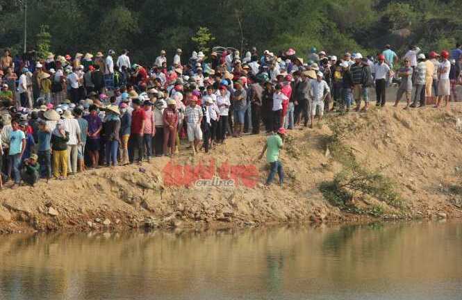 Tang thương bao trùm khúc sông nơi 9 học sinh chết đuối
