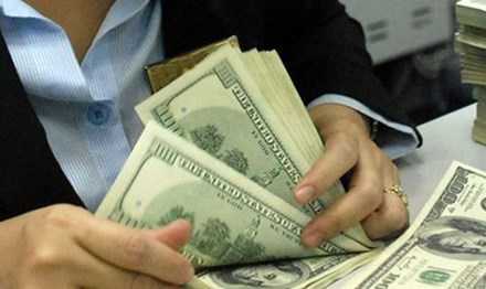 Người Việt gửi 7,3 tỷ USD ra nước ngoài có bất thường?