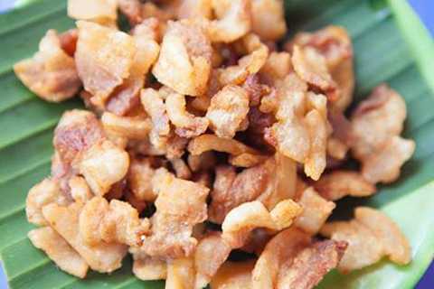 Dân sành Hà Nội tranh mua tóp mỡ ăn dè