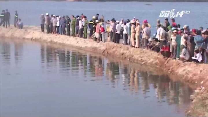 9 học sinh chết đuối: Phụ huynh gục ngã đau đớn bên bờ sông