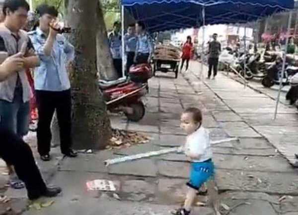 Clip: Bé trai 5 tuổi cầm gậy thép đuổi đội quản lý đô thị, bảo vệ gánh hàng rong bà