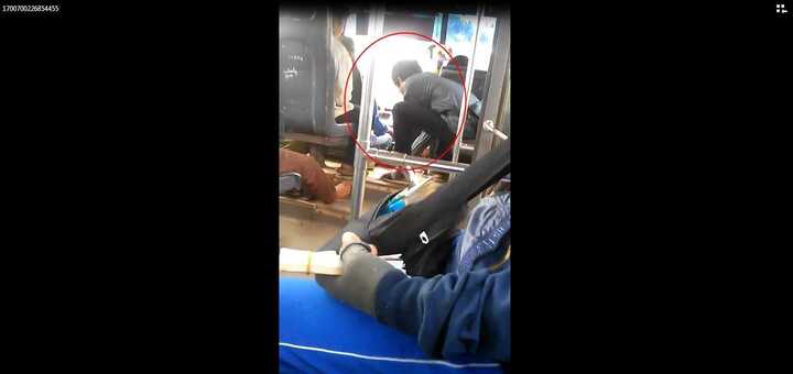 Video: Tài xế xe buýt vừa lái xe vừa đánh bài gây phẫn nộ