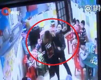 Clip: Đánh đập bé mầm non, cô giáo trẻ bị bà của học sinh lao vào tát tới tấp