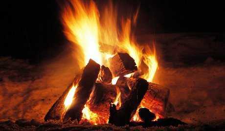 Giận vợ, ném con gái 6 tháng tuổi vào đống lửa ngùn ngụt