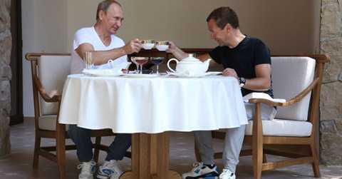 Đọ thu nhập của ông Putin và Medvedev