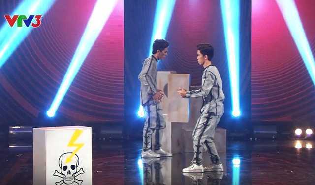 Video: Bộ đôi ‘kẹo kéo’ khiến giám khảo Vietnam's Got Talent phát cuồng