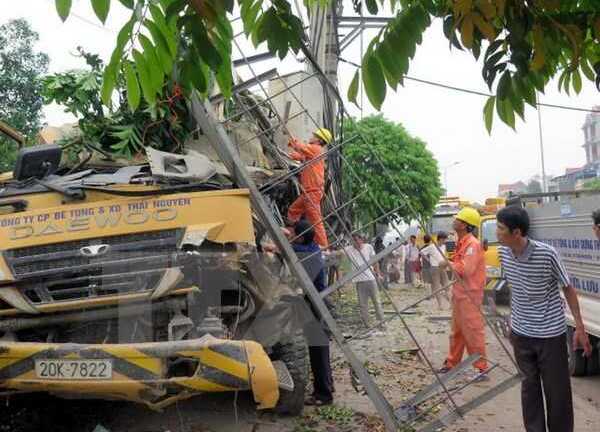 Xe bơm bê tông đâm nát trạm biến áp, 300 hộ dân mất điện
