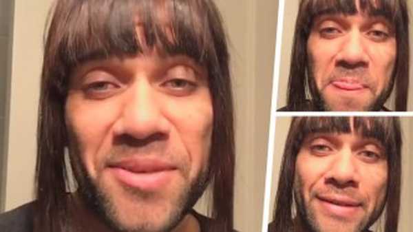 Cười vỡ bụng clip cầu thủ giả gái để an ủi CĐV