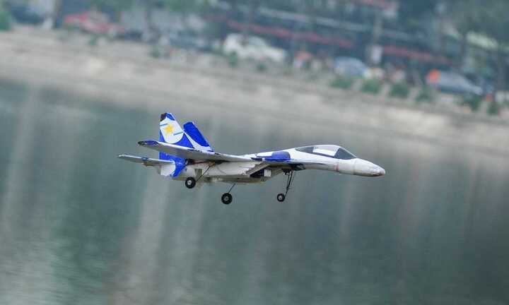 'Chiến cơ Sukhoi' khoe kỹ năng nhào lộn ở hồ Linh Đàm