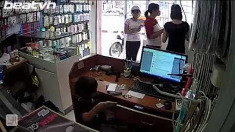 Video: Bé trai 5 tuổi trộm điện thoại di động dưới sự chỉ đạo của người lớn