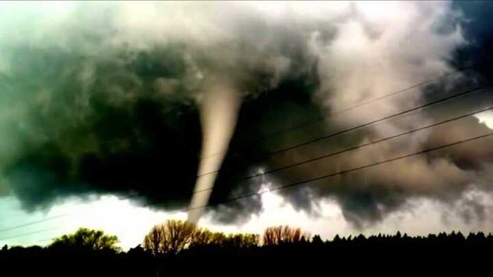 Lốc xoáy kinh hoàng quét qua Huế, 320 ngôi nhà bị tàn phá