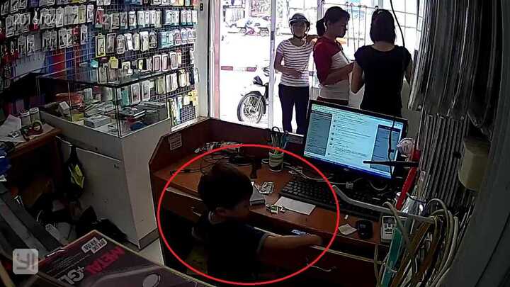 Sốc với clip mẹ xui con nhỏ trộm điện thoại trong cửa hàng