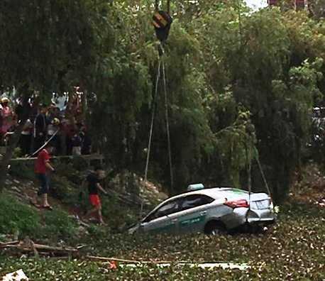 Taxi lao xuống hồ, 4 người chết thương tâm: Xác định danh tính nạn nhân