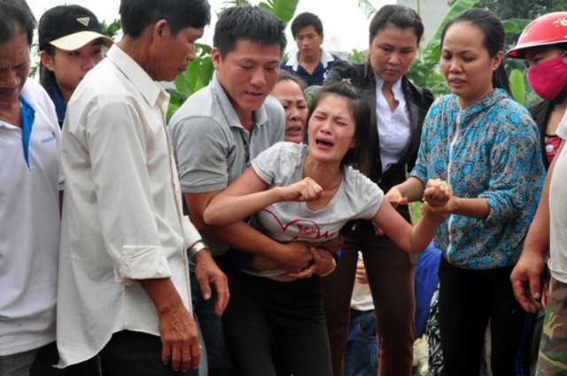 Tiếng khóc xé lòng trong đám tang 9 học sinh chết đuối ở Quảng Ngãi