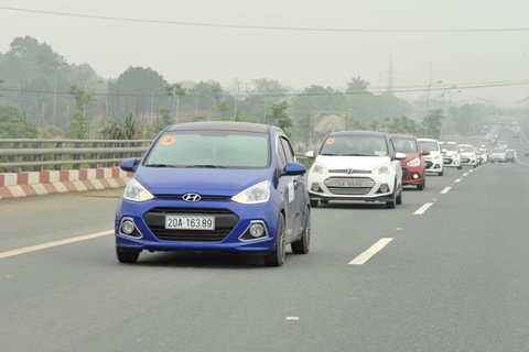 Gần 100 xe Hyundai Grand i10 quần tụ ở Ba Vì