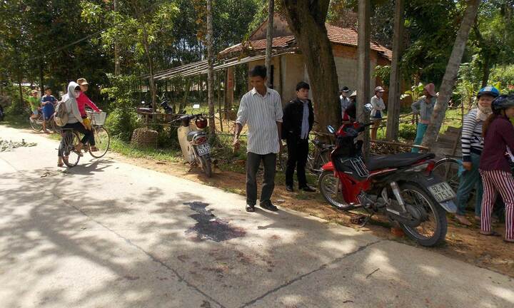 Dùng dao đâm chết nhân tình của mẹ