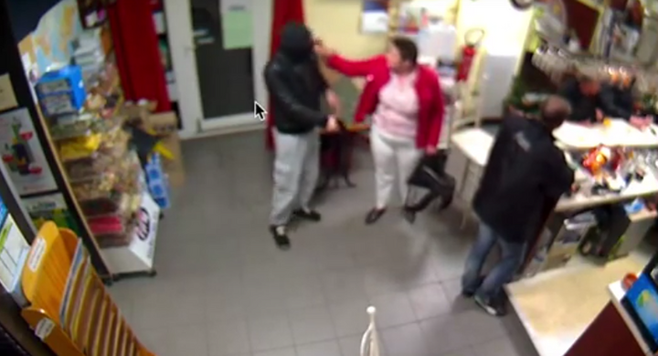 Clip: Cầm súng đi cướp đụng độ ‘bà chằn’ và cái kết đắng