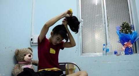 Nữ sinh bị cưa chân thương tâm: Lời hứa hiệu quả của Bộ trưởng Tiến