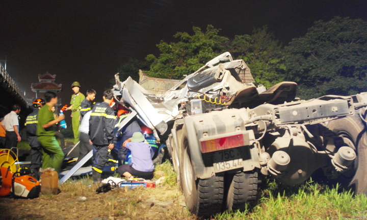 Xe đầu kéo cày nát thành cầu rồi lao xuống sông Hương, tài xế chết thảm