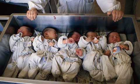 Ấn Độ triệt phá 'trang trại' mua bán trẻ sơ sinh