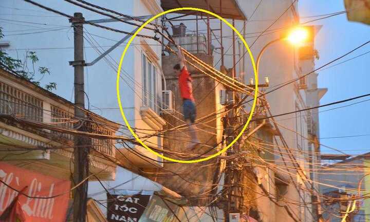 Hoảng hồn nam thanh niên vắt vẻo trên dây điện