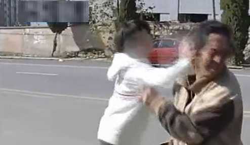 Đến tận nhà đánh mẹ người va chạm giao thông, nam thanh niên bị đâm chết