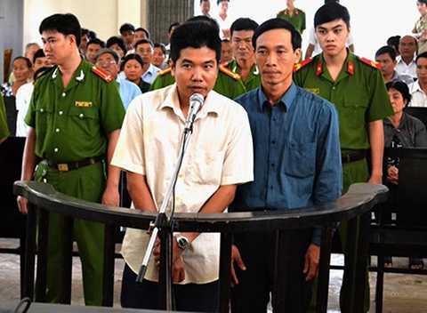 Bị cáo buộc đánh chết nghi can, hai cựu công an hầu tòa