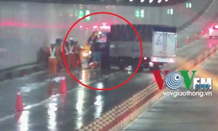 Clip: Kinh hoàng xe tải tông chết công nhân vệ sinh trong hầm Thủ Thiêm