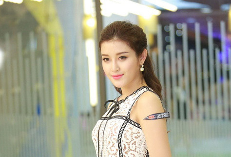 Bị tố mặc váy 'nhái' dự sự kiện, Á hậu Huyền My phân trần