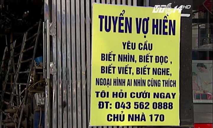 Clip: Cãi nhau với vợ, chồng treo bảng tuyển vợ hiền ở Hà Nội