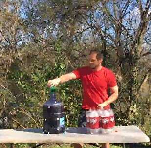 Clip: Thả kẹo Mentos vào nước Dr. Pepper và cái kết kinh hoàng