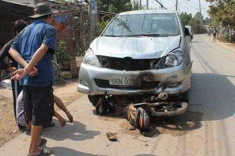 Sau khi cãi lộn, nữ tài xế nhấn ga đâm người lộn nhiều vòng