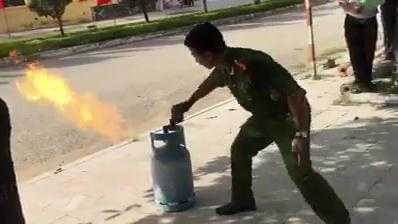 Clip: Công an hướng dẫn cách xử lý bình gas bốc cháy
