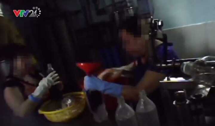 Clip: Kinh hoàng công nghệ sản xuất nước ngọt bẩn, người không uống cũng mắc bệnh