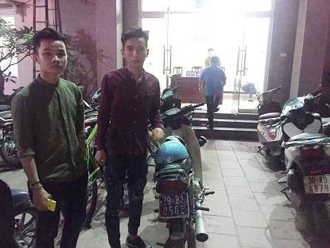 Hà Nội: Nhân viên quán karaoke đi xe biển xanh dạo phố