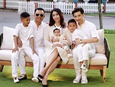 Hà Kiều Anh lần đầu khoe ảnh gia đình, cả con riêng của chồng