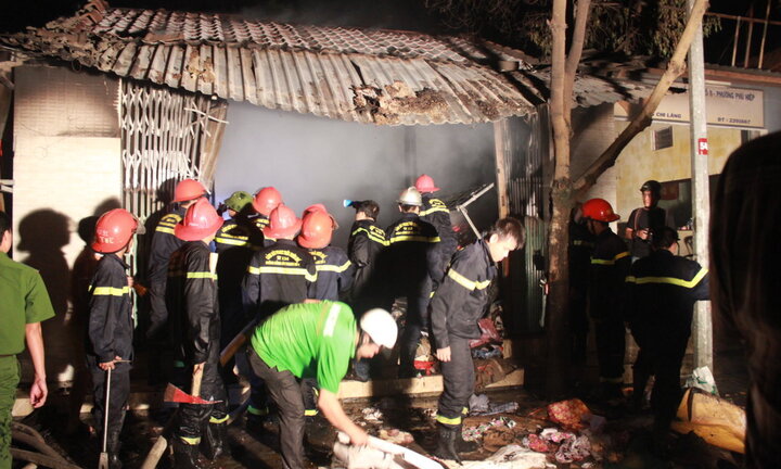 'Bà hoả' tấn công, cửa hàng vàng mã bị thiêu rụi trong đêm