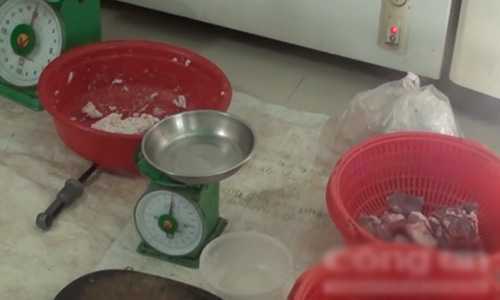 Bắt tại trận giò chả bị trộn chất gây ung thư