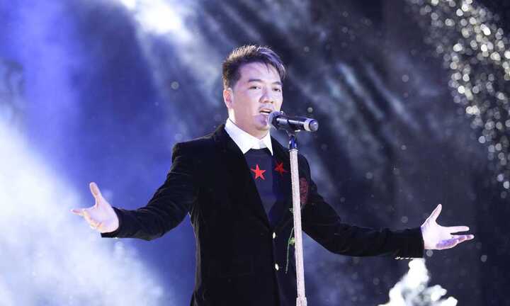 CLIP ĐỘC QUYỀN: Đàm Vĩnh Hưng nói hớ, lộ liveshow 'quá sức kinh khủng' ở sân vận động